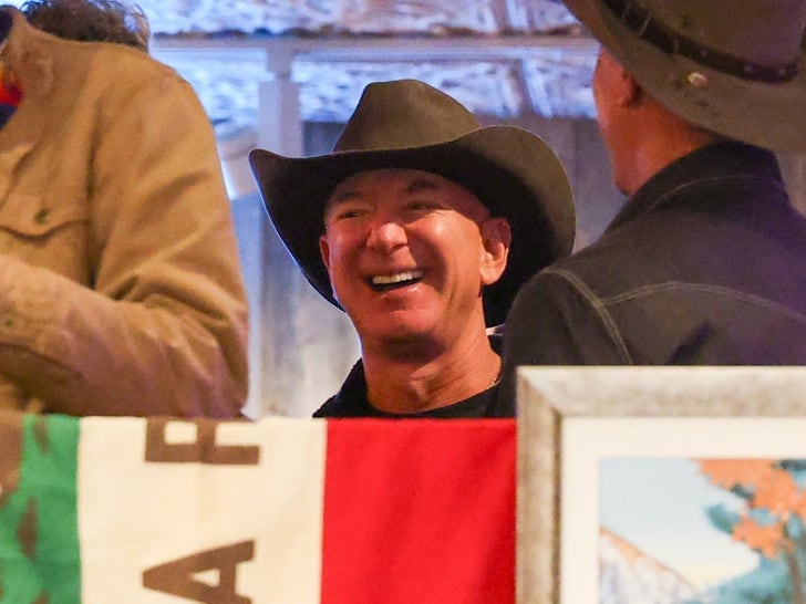 b3aab38109fb4edd9565e7b47806bd03_md 1229-Jeff-Bezos-Lauren-Sanchez-Kemo-Sabe-Aspen-Photos-primary-4