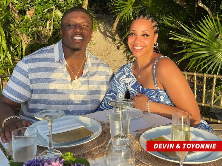 b444ff9fd0bf4a5cb391d73f7c5d593b_md Devin Singletary Toyonnie NY Giants engaged