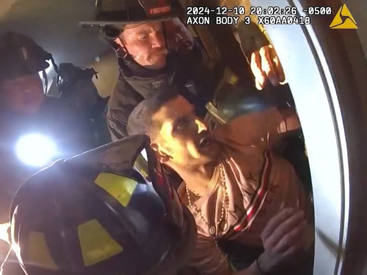 b4c4753ebf9d420e9bcad3d6a6d1fbad_md 121224-stuck-in-chimney-1