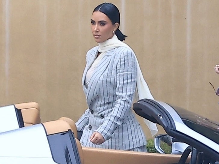 b51f42c98d884d45b917e715670b89da_md 1108-Kim-Kardashian-Glenn-Close-Alls-Fair-Filming-Together-Photos-primary-3