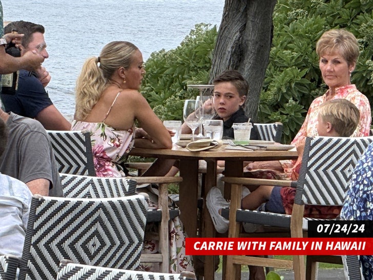 b59099d30e4f48b39b03761ed3e15a9a_md Carrie with Family in Hawaii sub
