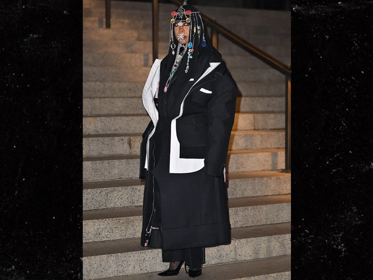 b5f770de26814c40aae53fb0e0906a8b_md 1029-CFDA-Celebrity-Fashion-Arrivals-Photos-Primary-3