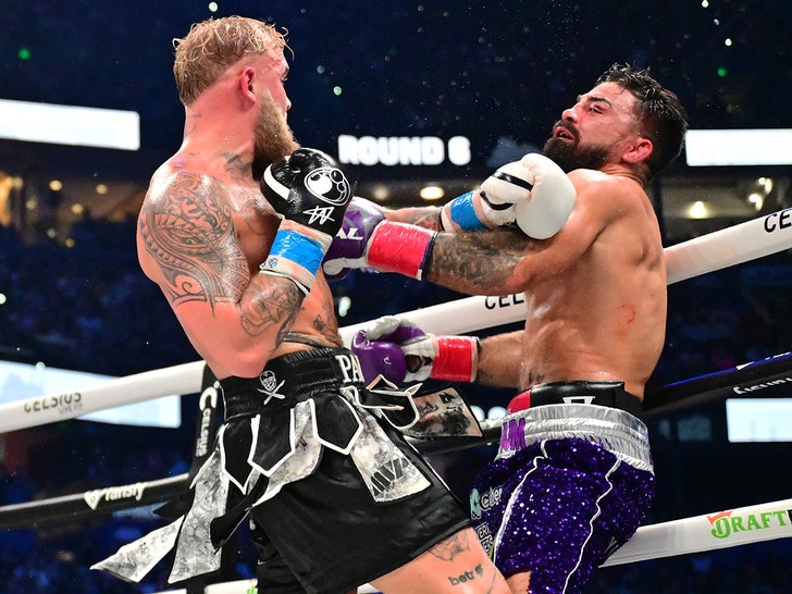 b7603611b96d4a7080d392b554f350e5_md Jake Paul vs. Mike Perry -- Fight Photos
