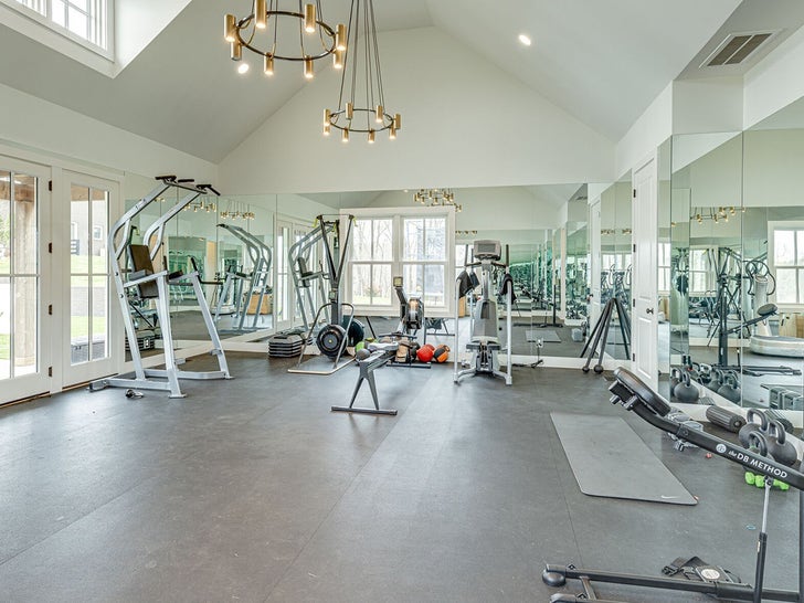 0801-Jay-Cutler-Gym-SUB