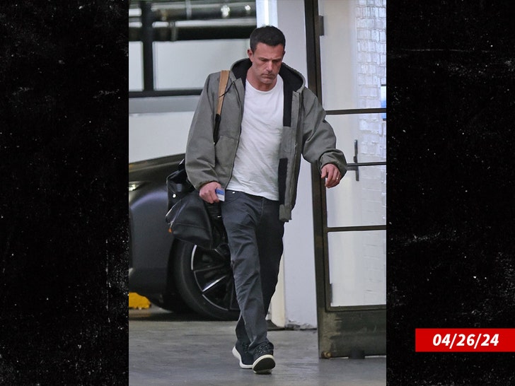 b94204f9386942d887e165f9c6094d6d_md Ben Affleck walking in a white t-shirt, dark pants, and a jacket, with a bag over his shoulder, on the day of his separation from Jennifer Lopez.
