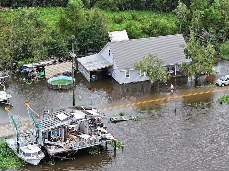 baf48d54cb604720b802f2c29ce7585b_md 0913-Lana-del-Rey-Jeremy-Dufrene-Louisiana-primary-3