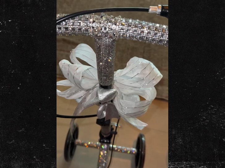 bc2dc730af8f461ea91ba24a007b0e28_md 122624-kim-kardashian-scooter