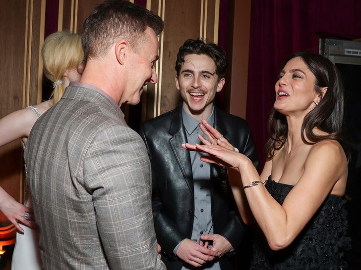 bf58b12117c94d2082afdaae0ddc20e5_md 1211-a-complete-unknown-movie-premiere-photos-primary-2