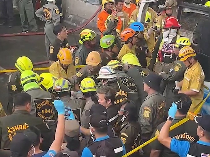 bfa5837165cc4bd48eb375b7af0d0e38_md 100124-thailand-bus-primary-5