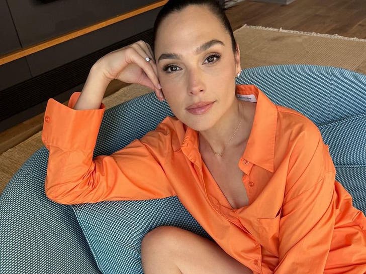 c0440eec60124a50ace1c2aa407cfdc5_md 0429 Gal Gadot Hot Shots 6