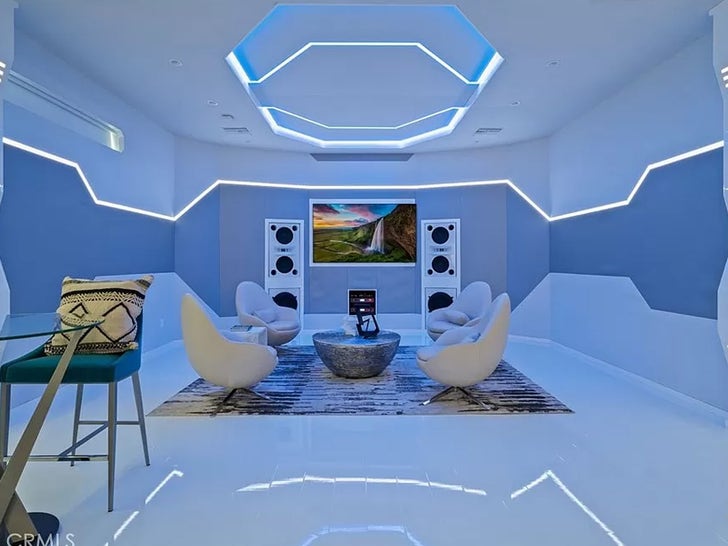 c5603ff8d58148ada0f687dd4e488307_md 0731-AShawn-Robinson-lists-califonia-home-primary-4