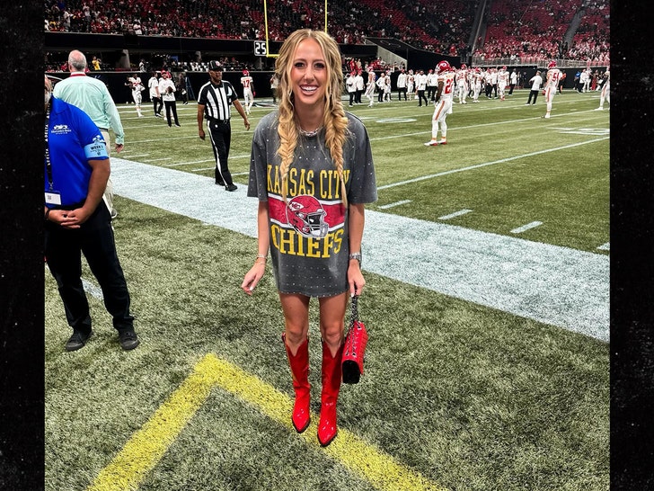 c6f6ac54bb0f47bbbb18fd3bbfdf3ec6_md taylor swift brittany mahomes insta 2