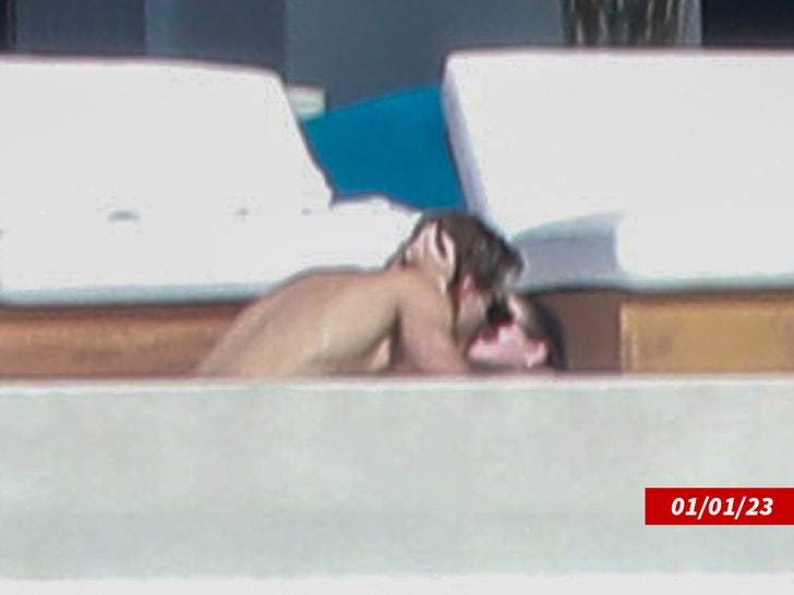 c77ee6c09dd64925a7a65bcb13b7db55_md kaia gerber austin butler in cabo backgrid