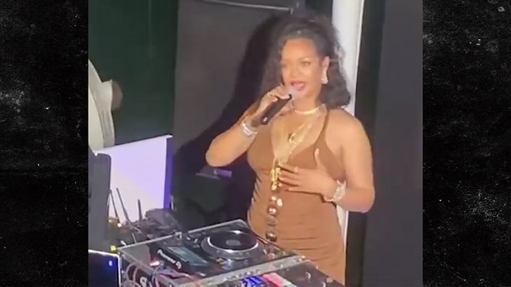 c7fe2f0f3c29411a93c46bb4e4dc9772_md-1 110824_rihanna_kal