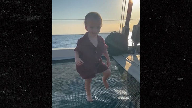 082924_paris_hilton-kal