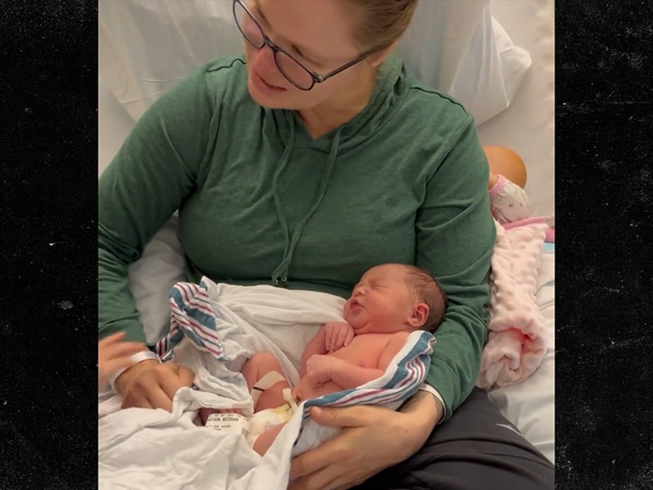 d05cf9e9d2e14c949b1ab50795635cd2_md 010925-ronda-rousey-baby-primary