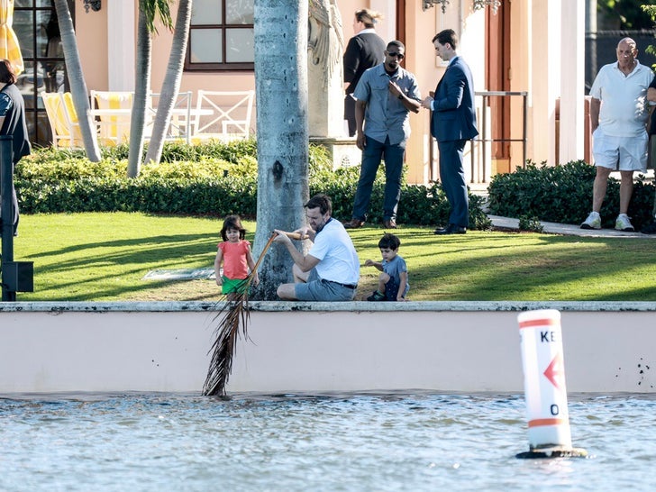 d15ee37560624071bc47fbf960bc4b56_md J.D. Vance Shows Some Leg At Mar-a-Lago