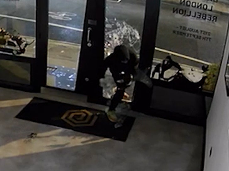 d565b536dc8c466482740ec3afcebe56_md 091324_banksy-sg4