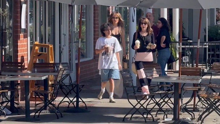 d7dd866daa334a8e9bcb64e3feeec03e_md 080524_jennifer_lopez_house_cafe-kal