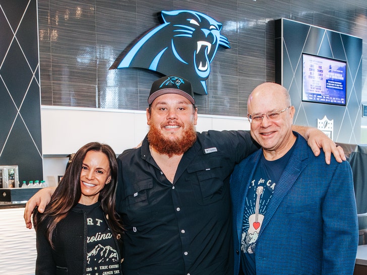 dc062fdc03ff4737a469e1124a9f3997_md PHOTO -- Luke Combs with David and Nicole Tepper at Bank of America Stadium before Concert for Carolina 10.26 -- credit Tepper Sports and Entertainment