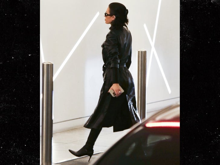 ddbcb9f3a97b4cf79fbebc9cc6dbbe86_md 1217-Bianca-Censori-All-Black-Los-Angeles-Photos-primary-3