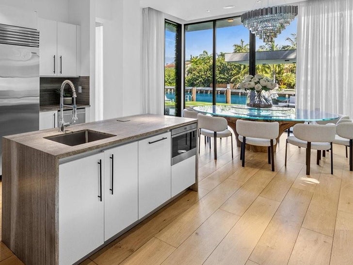 de536e5260dc46dbaae50af9b5384c14_md 1212-sam-logan-miami-beach-house-photos-primary-4