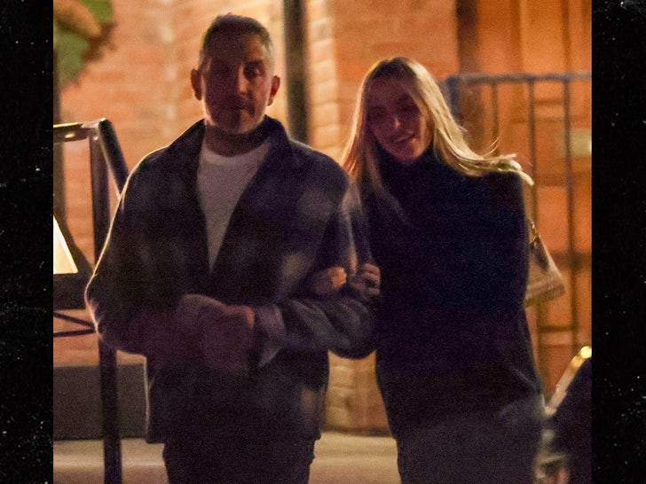 de978df904b1414e971a579ebd2a7c55_md 1219-Mauricio-Umansky-is-spotted-kissing-a-new-mystery-woman-in-Aspen-photos-primary-2