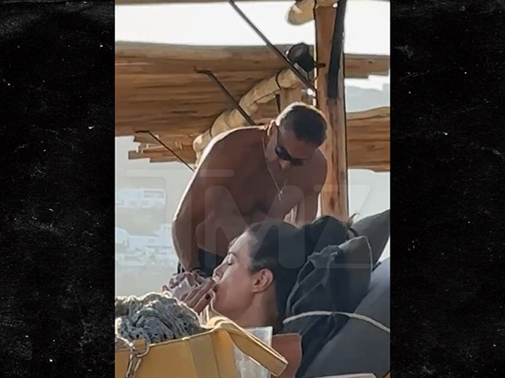 e0069fcb34964a10a99772ab19c4d554_md 071924_mauricio_umansky-sg2