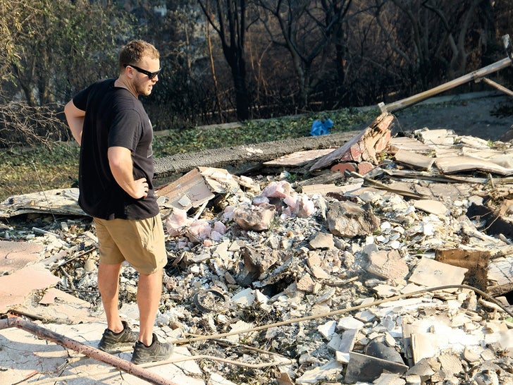 e01af2c279af4b2cbcde6b510f947369_md-1 Spencer Pratt returns to burned down home