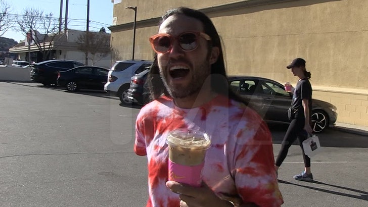 e02be0e3c34e41338e4a5fe1d086a4cd_md 012025_pete_wentz_february_2020_kal