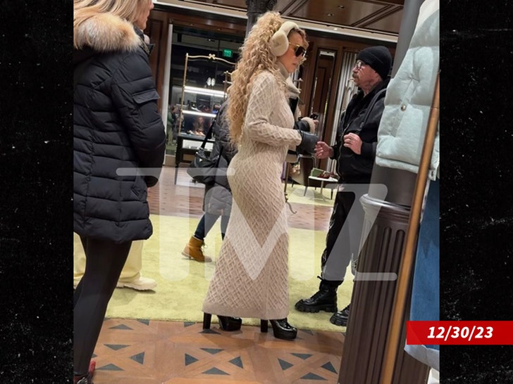 e0310b74b46248659260ad4b838ced19_md Mariah Carey Gets Swarmed By Fans at Gucci Store in Aspen