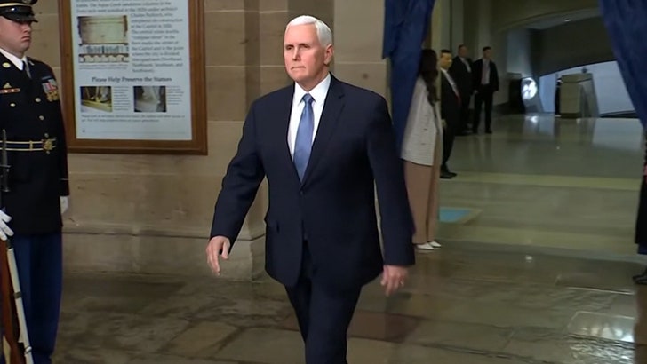 e10c23ea73a6455ba07a3bb7493bfd65_md 012025_mike_pence_arrival_kal