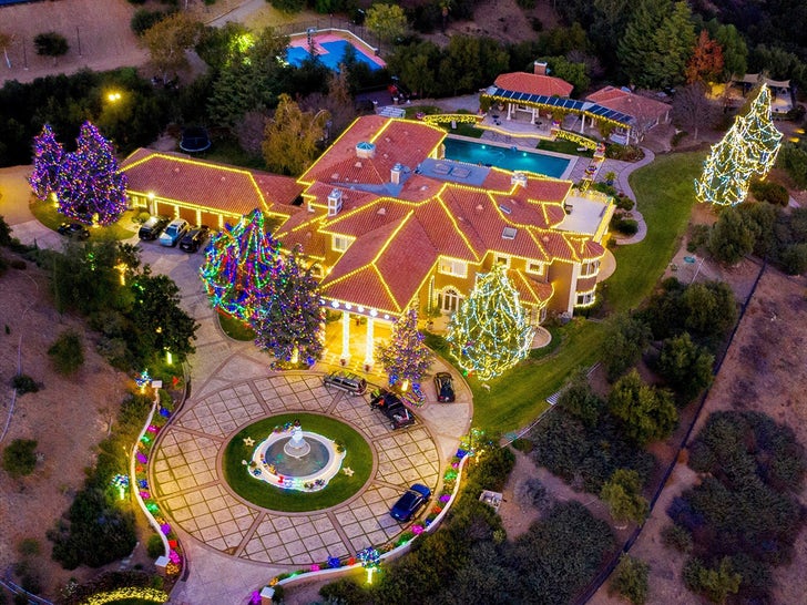 Check Out These Famous Celebrity Houses Decked Out For Christmas!