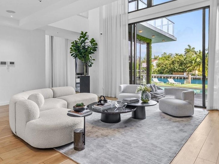 e15d3179b2a8467692e2fb452a70ad88_md 1212-sam-logan-miami-beach-house-photos-primary-3