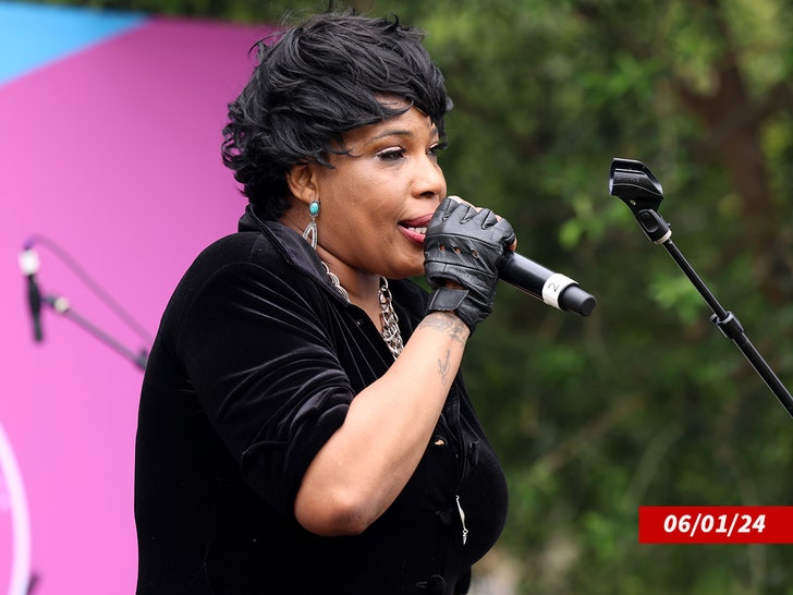 e1a6c3515f724d33b999d3d708ee89d2_md macy gray performing