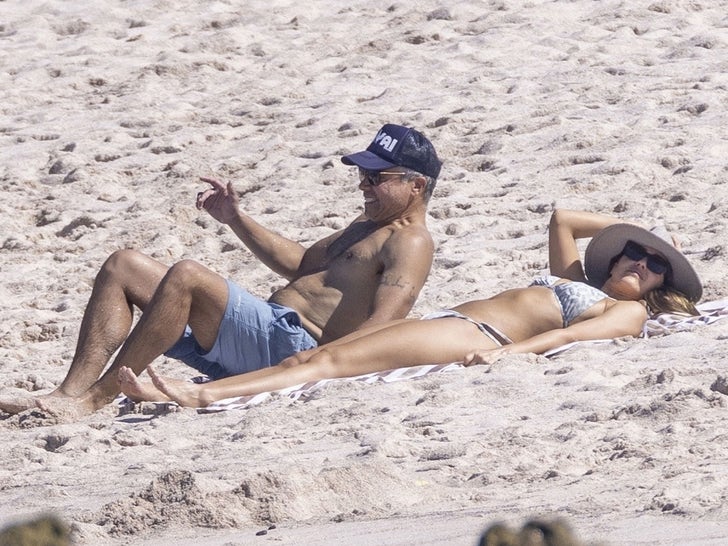 e1d2617649a04c41ade4616b6ed92e55_md 1127-jessica-alba-bikini-family-vacation-mexico-photos-primary-3