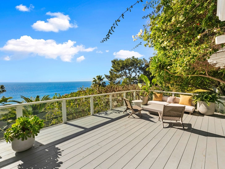 e3b83f191c704864a857aa07c7e18397_md Miranda Kerr -- Sold Her Malibu Home for $4M