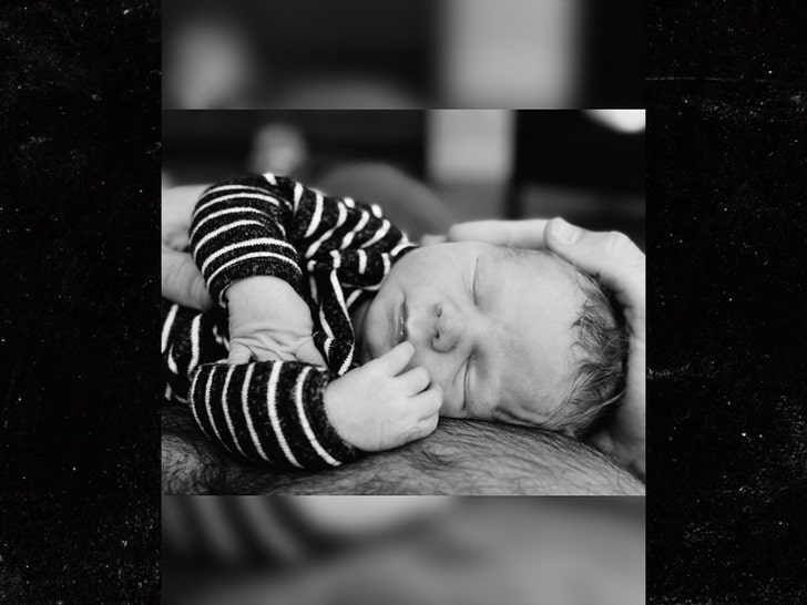 e3eff98a6e1d41e7857c0a4bf6b8581a_md colton underwood insta 3