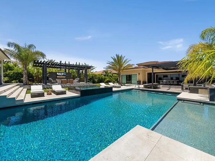 e405b88f5e8d4acba5e4ee3e732a6fbc_md 0731-AShawn-Robinson-lists-califonia-home-primary-2