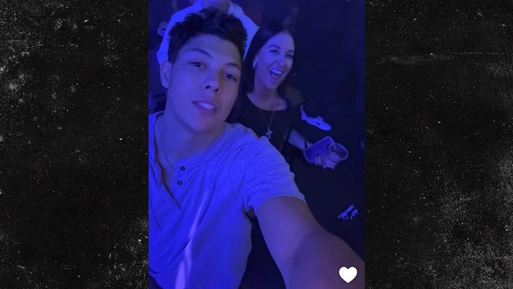 e7ac29edb16a48cc84ed0386e9e05dcf_md 111424_jackson_mahomes-kal