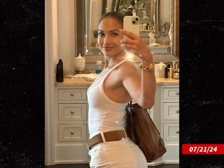 jennifer lopez selfie no ring insta
