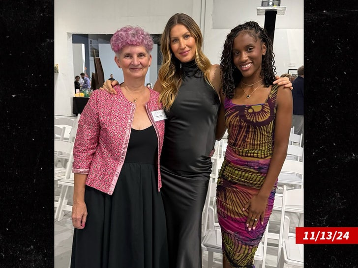 e8cc3b75169047a69db7a41d50d08ecd_md gisele bundchen belly