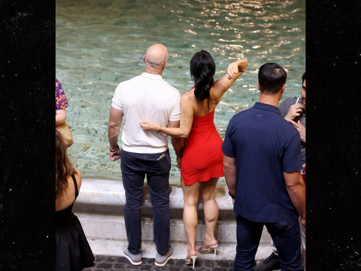 eb365428092e4a429eff2ba4a6fa04c1_md 0814-Jeff-Bezos-Lauren-Bezos-Date-In-Rome-And-At-The-Trevi-Fountain-primary-6