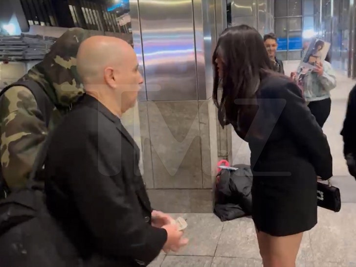 f0dc20f0788b4065b29fd74e3fbacdcb_md 101624-selena-gomez-2