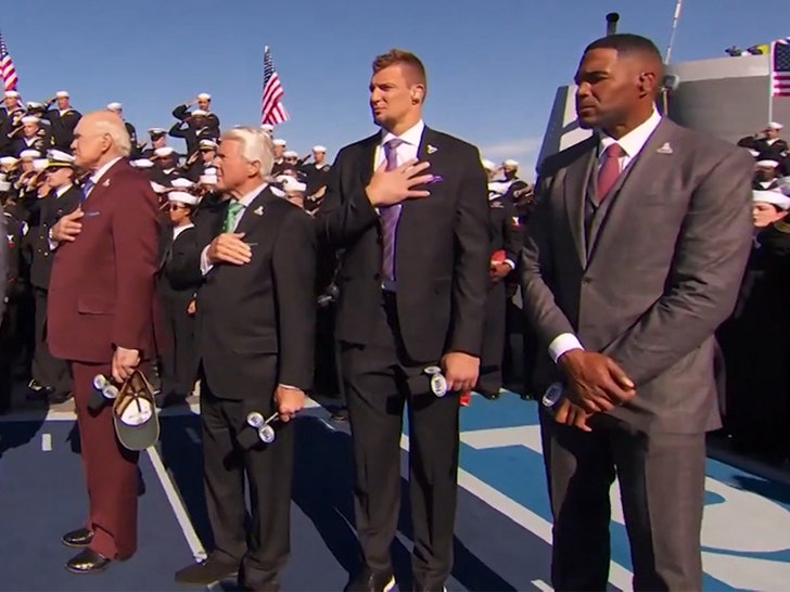 111124-michael-strahan-stance