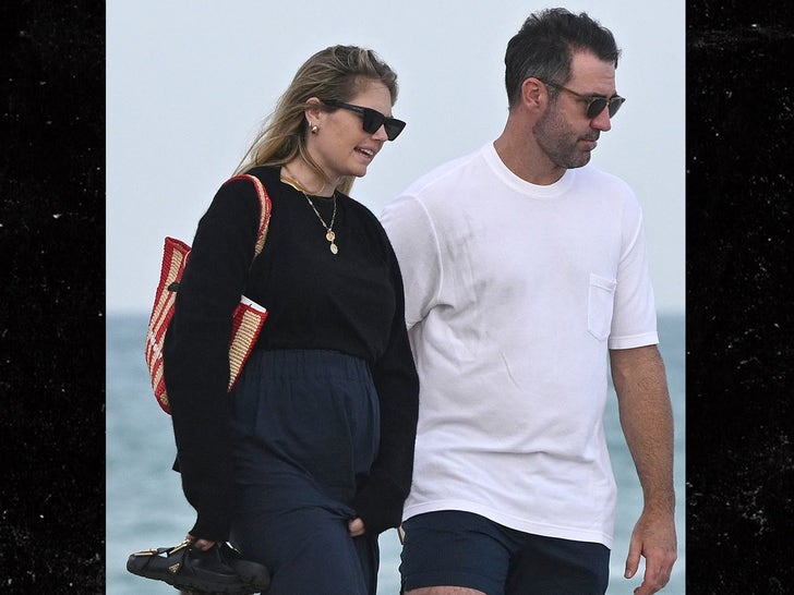 f22c0634094d456fa167919d2c28ef34_md 0120-Kate-Upton-Hangs-On-The-Beach-In-Miami-With-Justin-Verlander-Photos-primary-3