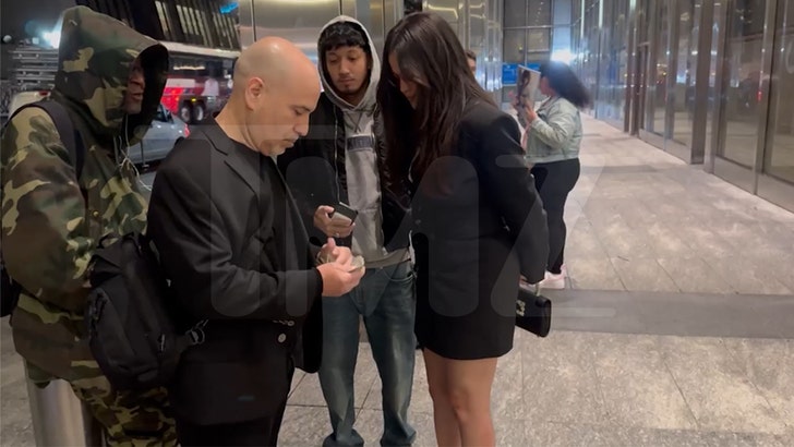 f370e7f9af5d461ca4b1c86eddad1815_md 101624-selena-gomez-kal