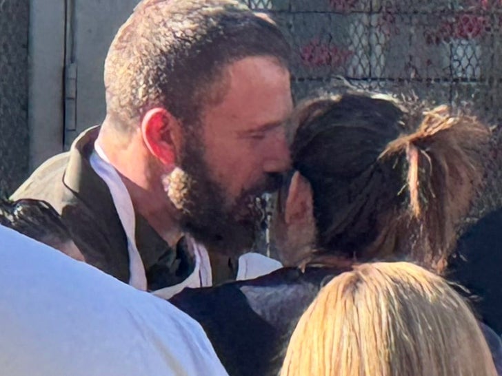 f5b6258ae7564287bc3c689467ddd88c_md Ben Affleck And Jennifer Garner Reunite To Spread Holiday Cheer At Thanksgiving Charity Event