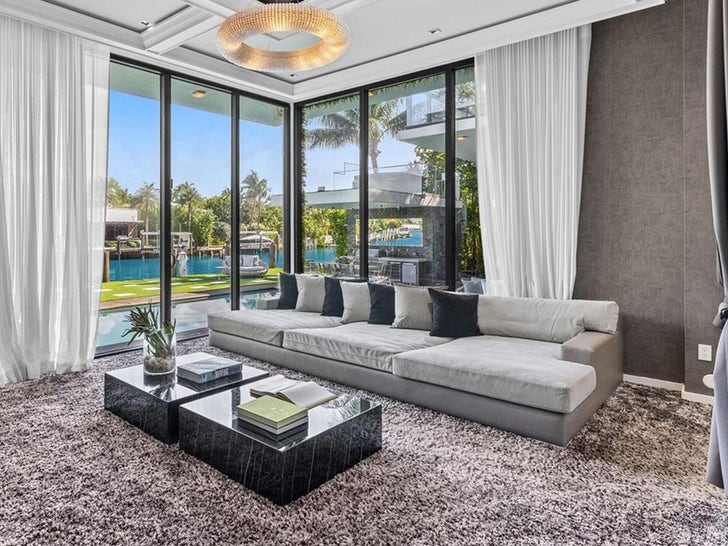 f611e3d520c44710898b1c323175b1f9_md 1212-sam-logan-miami-beach-house-photos-primary-2