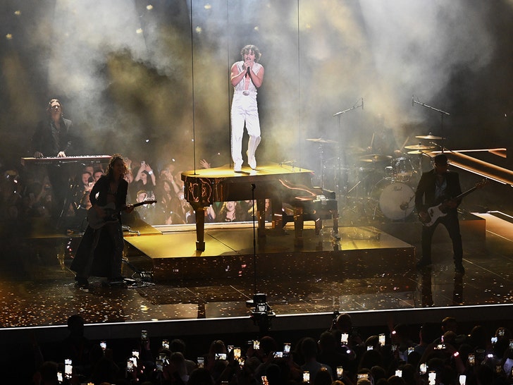 f7e702ab3f854c79b30cc1db403910b6_md benson boone